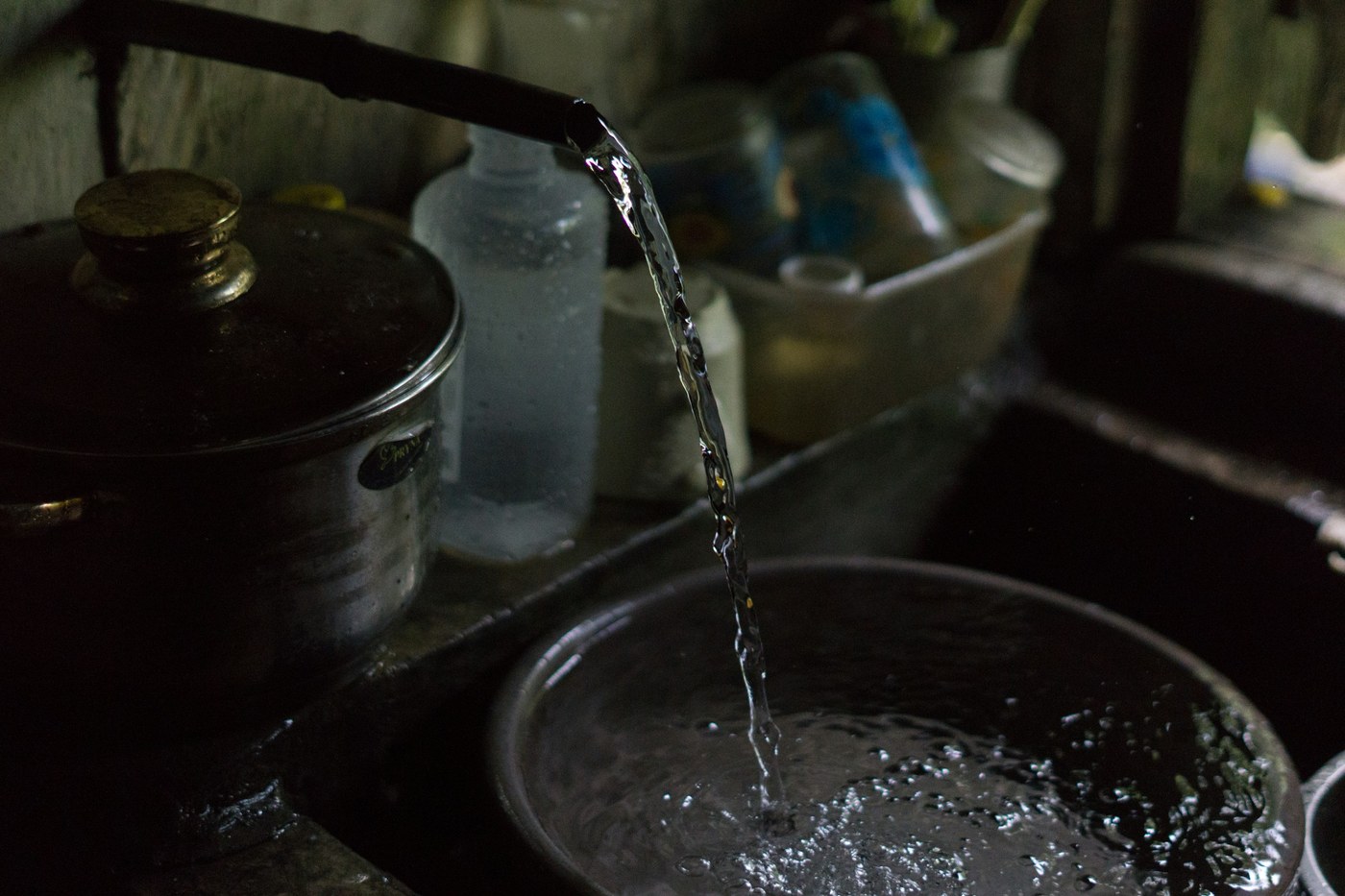 Acqua che scende nel lavello